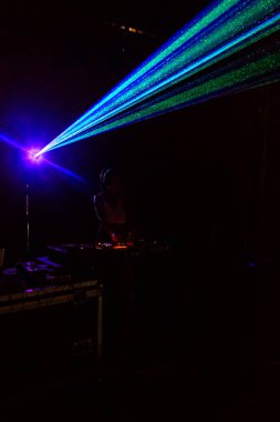 Odessa, Ukrayna - 5 Ağustos 2017: gösteri ışıklar. Lazer gösterisi. Gece kulübünde dj partileri müzik, ses parlak ışık ile dans kullanın. Club gece ışık dj parti kulübü. Duman ve ışıklar ile araba