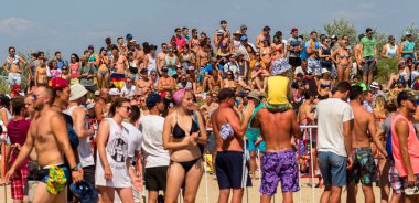 Odessa, Ukrayna -25 Ağustos 2017: büyük kalabalık, müzik sırasında rock konserinde hayranlarını gün boyunca. Seyirci kum Beach müzik ve spor festivali Z-Oyunlar sırasında