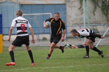 Odessa, Ukrayna - 29 Eylül 2018: Final Oyunları Şampiyonası Ukrayna'nın en güçlü takımları Rugby-7. Rugby topu alan üzerinde. Rugby topu için ağır mücadele sahip. Takım sporcular oyuncular sahada