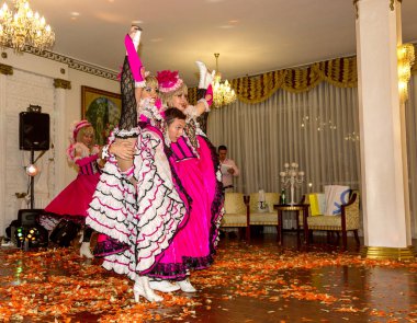Odessa, Ukrayna - 4 Eylül 2015: Güzel seksi kız parlak güzel elbiseli restoranda şölende Fransız cancan dans dans topluluğu.