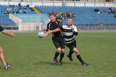 Odessa, Ukrayna - 29 Eylül 2018: Final Oyunları Şampiyonası Ukrayna'nın en güçlü takımları Rugby-7. Rugby topu alan üzerinde. Rugby topu için ağır mücadele sahip. Takım sporcular oyuncular sahada