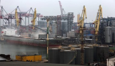 Odessa, Ukrayna - Mart 2018: Deniz ticari endüstriyel limanda sis. Endüstriyel vinç yükleme. Deniz Vinçler, sis sırasında kargo endüstriyel bağlantı noktası kaplarda