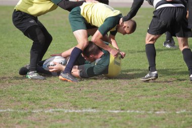 Odessa, Ukrayna - 29 Eylül 2018: Final Oyunları Şampiyonası Ukrayna'nın en güçlü takımları Rugby-7. Rugby topu alan üzerinde. Rugby topu için ağır mücadele sahip. Takım sporcular oyuncular sahada