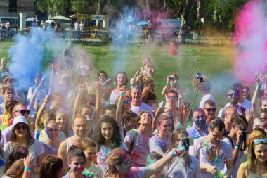 Odessa, Ukrayna - 5 Ağustos 2017: Gençler, bayanlar baylar bayram tatil sırasında renkli toz içine atma iyi eğlenceler. Festivali renkli boya. renkler aşk festival. Renk fest