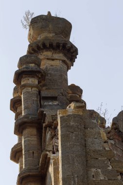 Mistik iç cephe terkedilmiş kalıntıları harap antik kale, binanın konak. Eski duvarlar, çöp ve çamur ile koridor mahvetti. Vandallar tarafından tahrip antik tarihi bina kalıntıları