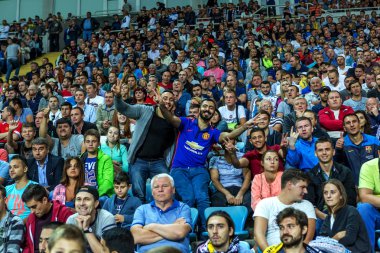 Odessa, Ukrayna - 15 Eylül 2016: Aktif futbol tribün taraftarlara