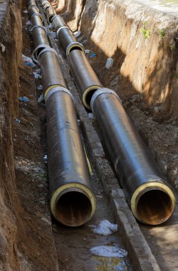 Odessa, Ukrayna - 2017 yaklaşık: Onarım şehir su kaynaklarının. Eski paslı metal borular plastik borular üzerinde değiştirme. Yeni modern teknolojiler kentsel mühendislik ağlar. Şehir su boru hattı