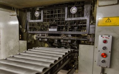 İşlem yazdırma dolaşım haber gazetesinin çalışma. İşlemde çalışan gazete ile konveyör bant. Basılı ürünler yazdırırken modern baskı donanımları çalışmalarını