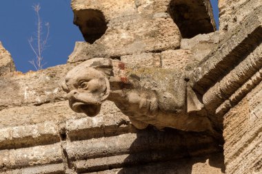 Mistik iç cephe terkedilmiş kalıntıları harap antik kale, binanın konak. Eski duvarlar, çöp ve çamur ile koridor mahvetti. Vandallar tarafından tahrip antik tarihi bina kalıntıları