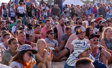 Odessa, Ukrayna -25 Ağustos 2017: büyük kalabalık, müzik sırasında rock konserinde hayranlarını gün boyunca. Seyirci kum Beach müzik ve spor festivali Z-Oyunlar sırasında