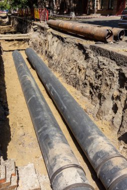 Odessa, Ukrayna - 2017 yaklaşık: Onarım şehir su kaynaklarının. Eski paslı metal borular plastik borular üzerinde değiştirme. Yeni modern teknolojiler kentsel mühendislik ağlar. Şehir su boru hattı