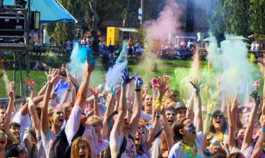 Odessa, Ukrayna - 5 Ağustos 2017: Gençler, bayanlar baylar bayram tatil sırasında renkli toz içine atma iyi eğlenceler. Festivali renkli boya. renkler aşk festival. Renk fest