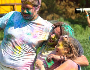 Odessa, Ukrayna - 5 Ağustos 2017: Gençler, bayanlar baylar bayram tatil sırasında renkli toz içine atma iyi eğlenceler. Festivali renkli boya. renkler aşk festival. Renk fest