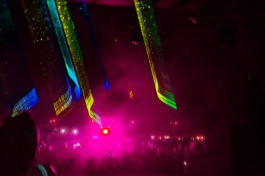 Odessa, Ukrayna - 5 Ağustos 2017: gösteri ışıklar. Lazer gösterisi. Gece kulübünde dj partileri müzik, ses parlak ışık ile dans kullanın. Club gece ışık dj parti kulübü. Duman ve ışıklar ile araba