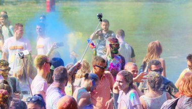 Odessa, Ukrayna - 5 Ağustos 2017: Gençler, bayanlar baylar bayram tatil sırasında renkli toz içine atma iyi eğlenceler. Festivali renkli boya. renkler aşk festival. Renk fest