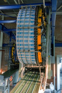 İşlem yazdırma dolaşım haber gazetesinin çalışma. İşlemde çalışan gazete ile konveyör bant. Basılı ürünler yazdırırken modern baskı donanımları çalışmalarını