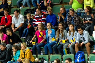 Odessa, Ukrayna - 16 Eylül 2016: Seyirci Bayanlar Voleybol Avrupa Şampiyonası sırasında tribünlerde. Oyun oyun favori kadın takımın başına taraftarların duygusal deneyimler