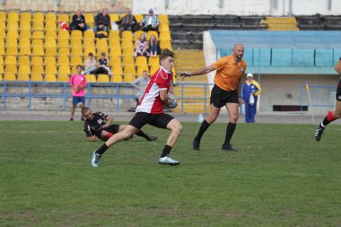 Odessa, Ukrayna - 29 Eylül 2018: Final Oyunları Şampiyonası Ukrayna'nın en güçlü takımları Rugby-7. Rugby topu alan üzerinde. Rugby topu için ağır mücadele sahip. Takım sporcular oyuncular sahada