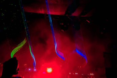 Odessa, Ukrayna - 5 Ağustos 2017: gösteri ışıklar. Lazer gösterisi. Gece kulübünde dj partileri müzik, ses parlak ışık ile dans kullanın. Club gece ışık dj parti kulübü. Duman ve ışıklar ile araba