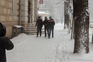Odessa, Ukrayna-Ocak 16, 2018: Güçlü kar yağışı, Siklon kışın şehir sokaklarda. Arabalar karla kaplıdır. Kaygan yol. Kışın kötü hava: şiddetli kar yağışı ve kar fırtınası. Yayalar kar üzerinde gitmek