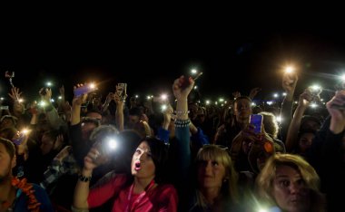 Odessa, Ukrayna-25 Ağustos 2017: büyük kalabalık, gün boyunca rock konseri sırasında müzik hayranları göster. Seyirci kum Beach müzik ve spor Z-Oyunlar Festivali sırasında. Seçici odak