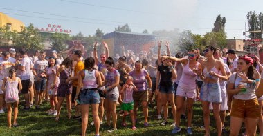 Odessa, Ukrayna - 5 Ağustos 2017: Gençler, bayanlar baylar bayram tatili sırasında birbirlerine renkli toz atma eğleniyorlar. Erkek ve kız ıslak giysileri içinde iyi eğlenceler. Islak parti