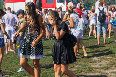 Odessa, Ukrayna - 5 Ağustos 2017: Gençler, bayanlar baylar bayram tatili sırasında birbirlerine renkli toz atma eğleniyorlar. Erkek ve kız ıslak giysileri içinde iyi eğlenceler. Islak parti