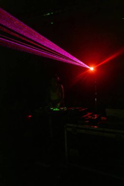 Odessa, Ukrayna - 5 Ağustos 2017: gösteri ışıklar. Lazer gösterisi. Gece kulübünde dj partileri müzik, ses parlak ışık ile dans kullanın. Club gece ışık dj parti kulübü. Duman ve ışıklar ile araba