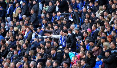 Odessa, Ukrayna - 10 Temmuz 2013: duygusal futbol taraftarları Stadı nda futbol kulübü Chernomorets, 10 Temmuz 2013, Odessa, Ukrayna bir oyun sırasında destek