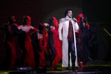 Odessa, Ukrayna, 17 Nisan 2012: Pop konser ikonik Rus şarkıcı Philip Kirkorov Odessa'daki. Ful ile parlak renkli ışık ve tiyatro gösterisi.