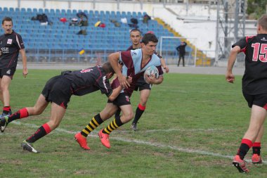 Odessa, Ukrayna - 29 Eylül 2018: Final Oyunları Şampiyonası Ukrayna'nın en güçlü takımları Rugby-7. Rugby topu alan üzerinde. Rugby topu için ağır mücadele sahip. Takım sporcular oyuncular sahada