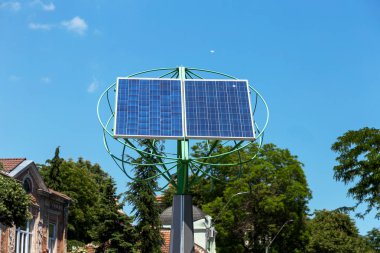 güneş paneli üzerindeki mavi gökyüzü arka plan. Güneş enerjisi Güneş'ten elektrik yenilenebilir enerji için. Kentsel iç yaya geçidi sokak aydınlatma için kullanılan fotovoltaik paneller