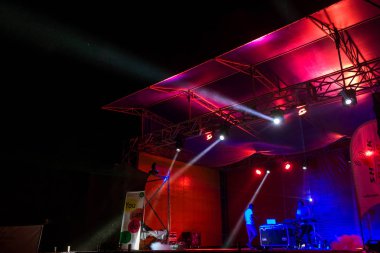 Odessa, Ukrayna - 5 Ağustos 2017: gösteri ışıklar. Lazer gösterisi. Gece kulübünde dj partileri müzik, ses parlak ışık ile dans kullanın. Club gece ışık dj parti kulübü. Duman ve ışıklar ile araba