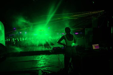 Odessa, Ukrayna - 5 Ağustos 2017: gösteri ışıklar. Lazer gösterisi. Gece kulübünde dj partileri müzik, ses parlak ışık ile dans kullanın. Club gece ışık dj parti kulübü. Duman ve ışıklar ile araba