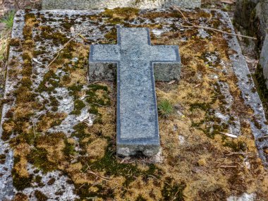 Jitomir, Ukrayna - 22 Nisan 2015: Tarihi Lehçe Katolik Mezarlığı. Anıtlar, heykeller melekler tarafından Vandallar yok mezar üzerinde. Hıristiyan mezarlığı 400'den fazla yıl.