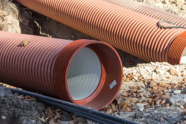 Varna, Bulgaristan - 16 Kasım 2015: İnşaat işçileri olun kentsel Karayolları mühendislik onarır. Onarım ve yedek su, kanalizasyon, elektrik ve kablo döşeme modern optik iletişim