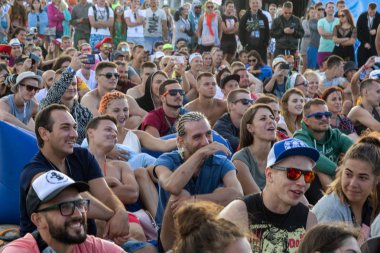 Odessa, Ukrayna -25 Ağustos 2017: büyük kalabalık, müzik sırasında rock konserinde hayranlarını gün boyunca. Seyirci kum Beach müzik ve spor festivali Z-Oyunlar sırasında