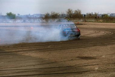 Odessa, Ukrayna -23 Nisan 2017: Combat drifters yerel sürüklenen yarışmalar. Gösteri yasadışı bir platform üzerinde sürüklenen. Binici profesyonel olarak otomatik yarışmalarda driftig yeterlilik yarışta parça geçmek