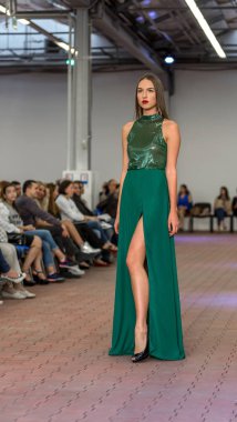 Odessa, Ukrayna - 3 Ekim 2015: Bir model bir kadın defile moda hafta Crf Odesa'da kalma sırasında pist yürür. Yeni koleksiyon Sonbahar - 2015 Abiye ve ulusal vatansever motifler. Genç kadın ve kadın