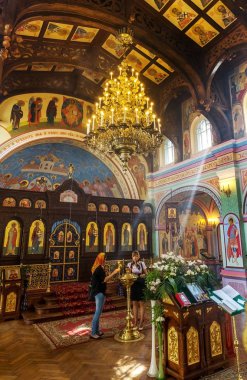 Odessa, Ukrayna, 2 Eylül 2012: iç Ortodoks Kilisesi, sunak, İkonostasisin ve güzel tarihi mimari kemerler, penceresinden olağandışı ışık. Rahip Servisi