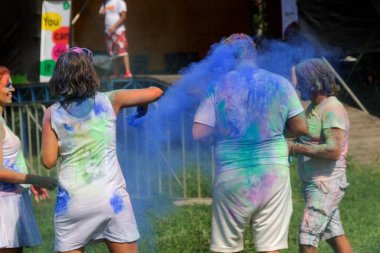 Odessa, Ukrayna - 5 Ağustos 2017: Gençler, bayanlar baylar bayram tatil sırasında renkli toz içine atma iyi eğlenceler. Festivali renkli boya. renkler aşk festival. Renk fest