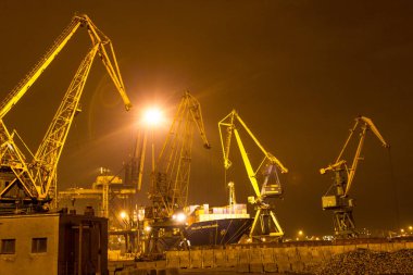 Odessa 27 Kasım: konteynerler içinde iyichevck seaport Denizcilik gemi üzerinde gece, gündüz, 27 Kasım 2012 yükleme boşaltma odessa, Ukrayna