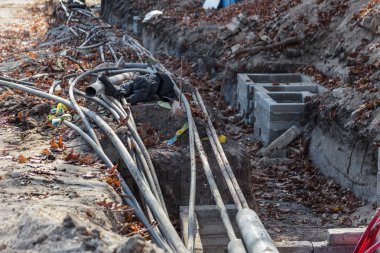 Varna, Bulgaristan - 16 Kasım 2015: İnşaat işçileri olun kentsel Karayolları mühendislik onarır. Onarım ve yedek su, kanalizasyon, elektrik ve kablo döşeme modern optik iletişim