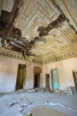 Terk edilmiş bir harabe binada bir antik 18. yy binası mistik iç, kalıntıları. Eski duvarlar, çöp ve çamur ile koridor mahvetti. Kalıp, alçı dekorasyon, kısma yok