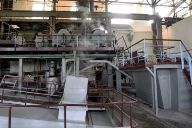 Odessa, Ukrayna - 25 Eylül 2012: şeker üretiminin eski fabrika. Sanayi üretimi geçen yüzyılın kârsız eskimiş teknolojiler için pancar şekeri. Paslı yıpranmış ekipman.