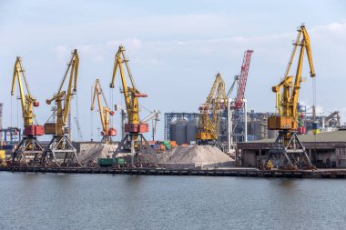 Odessa, Ukrayna - 6 Ekim 2015: Konteyner Vinç konteyner terminal kargo limanında, kargo vinçler olmadan işe bir boş bağlantı noktası limanda. Kriz. Öndeğer olarak devletin tüm ekonomi felç