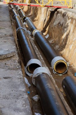 Odessa, Ukrayna - 2017 yaklaşık: Onarım şehir su kaynaklarının. Eski paslı metal borular plastik borular üzerinde değiştirme. Yeni modern teknolojiler kentsel mühendislik ağlar. Şehir su boru hattı