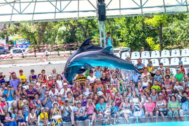 Odessa, Ukrayna - ö. 10 Haziran 2013: Yunuslar dolphinarium ful ziyaretçi ile yaratıcı eğlenceli göstermek üstünde göstermek inanılmaz hileler. seyirciler mutlu 10 Haziran 2013 odessa, Ukrayna memnun.