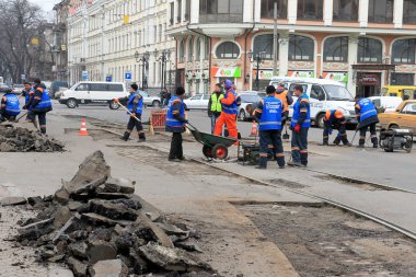 Odessa - 3 Nisan: işçi tamir yol asfalt yol yok kış frosts sonra kentsel planlama onarım programı kapsamında oluşan bir ekip. 3 Nisan 2014 Odessa, Ukrayna