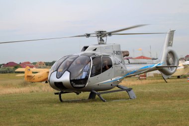 Odessa, Ukrayna - 4 Haziran 2013: Bulutlu bir günde yaz özel test ışık modern sivil helikopter iş sınıfı küçük bir özel Havaalanı sunumu
